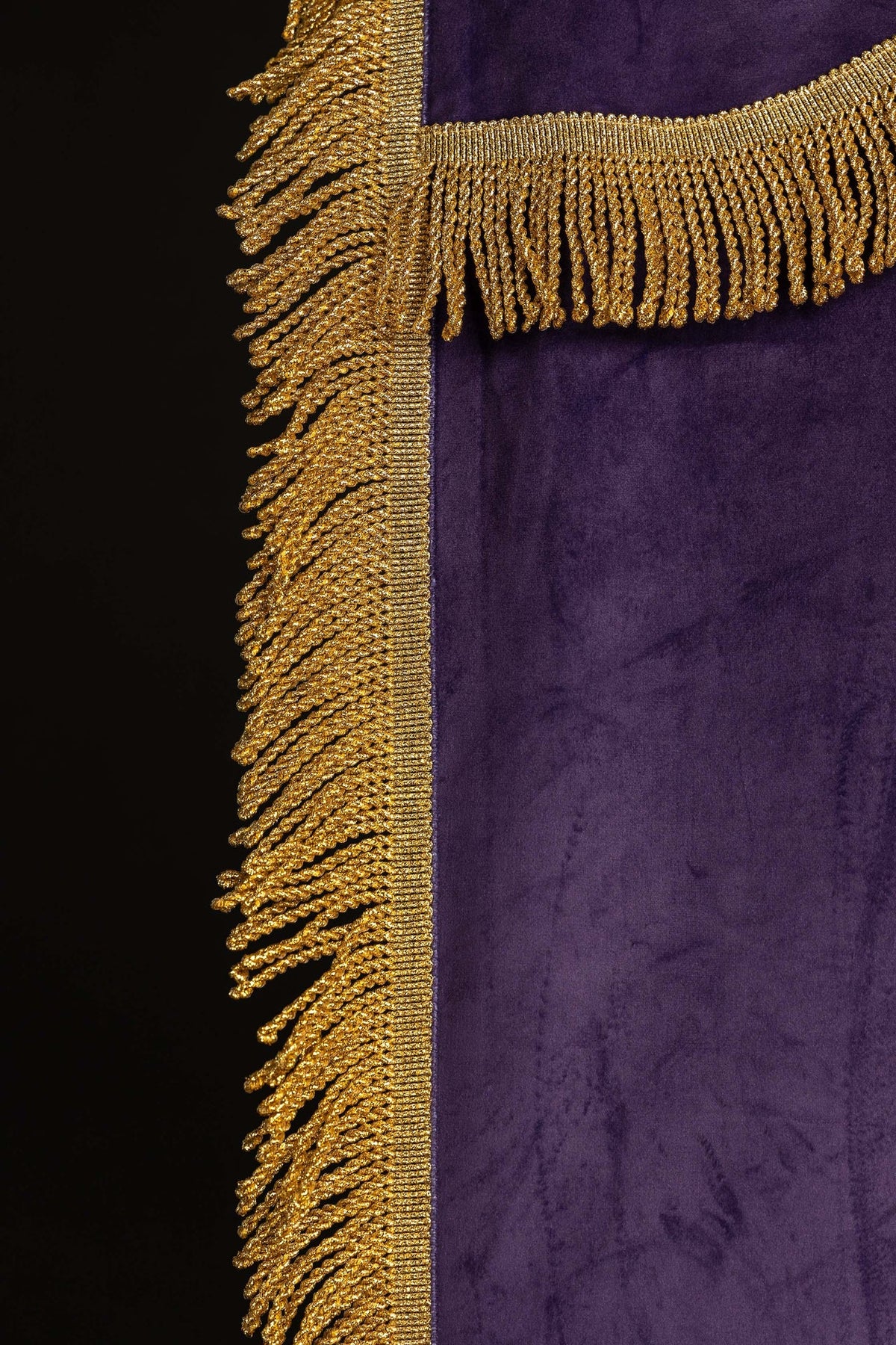 Estandarte morado, detalle de flecos dorados laterales y tela morada