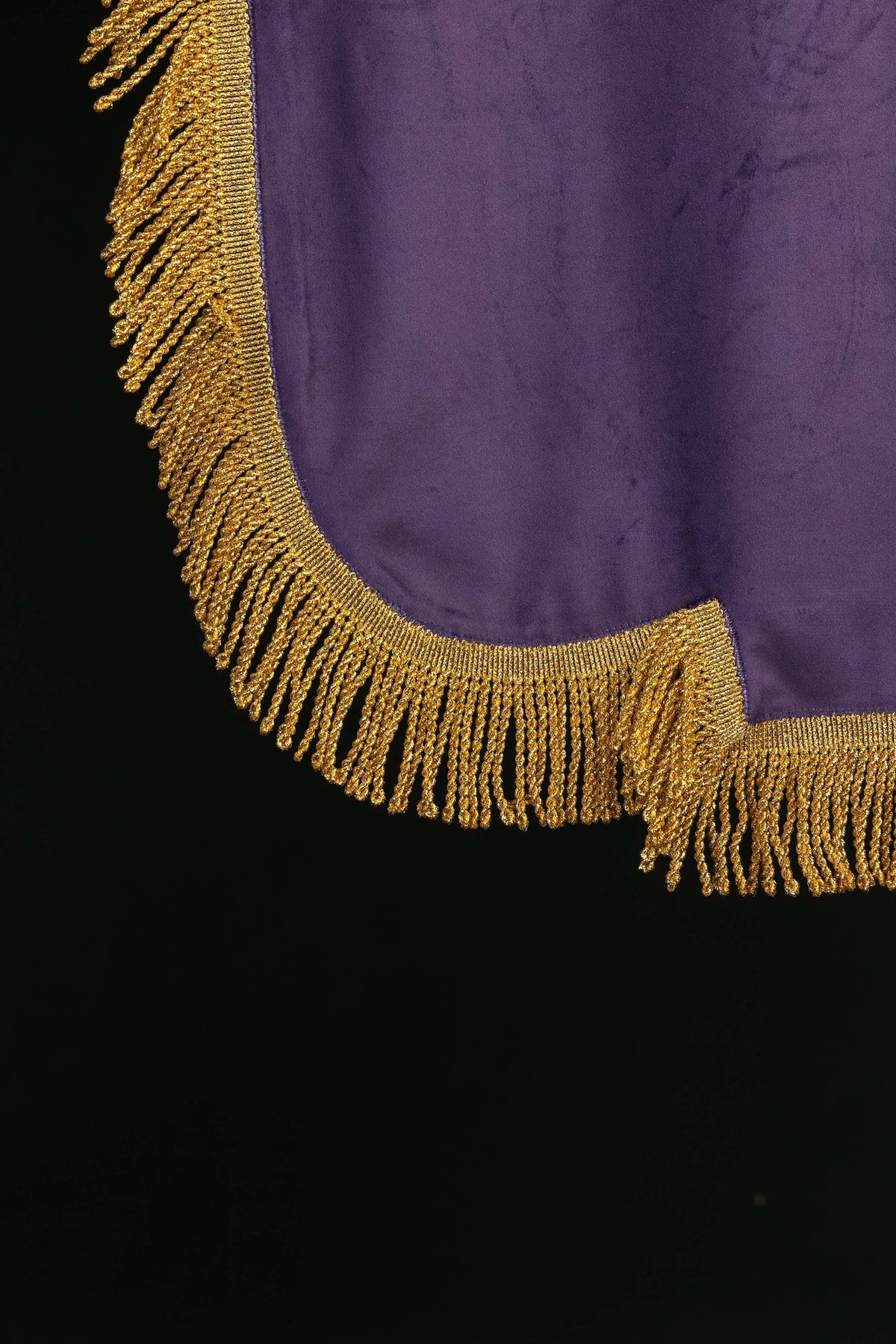 Estandarte morado, detalle del borde inferior curvo con flecos dorados
