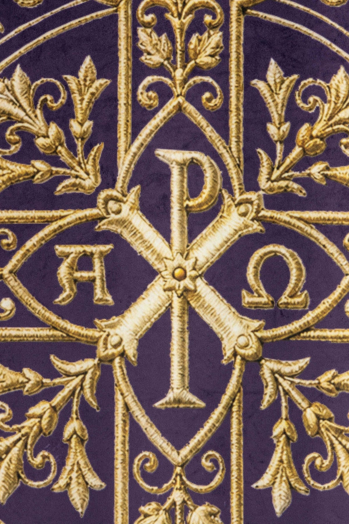 Estandarte morado, acercamiento a la cruz posterior con letras Alfa y Omega