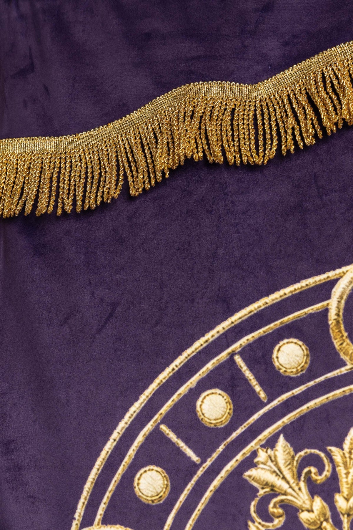 Estandarte morado, detalle del fleco dorado ondulado y parte del diseño posterior