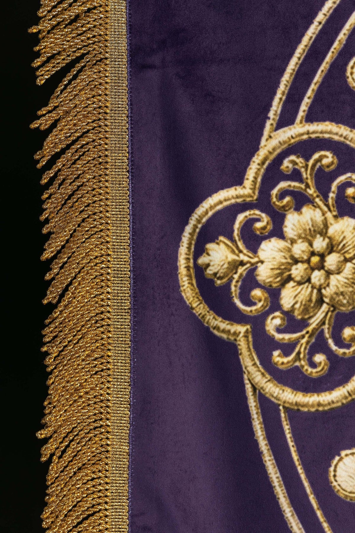 Estandarte morado, detalle del borde con flecos y ornamento floral posterior