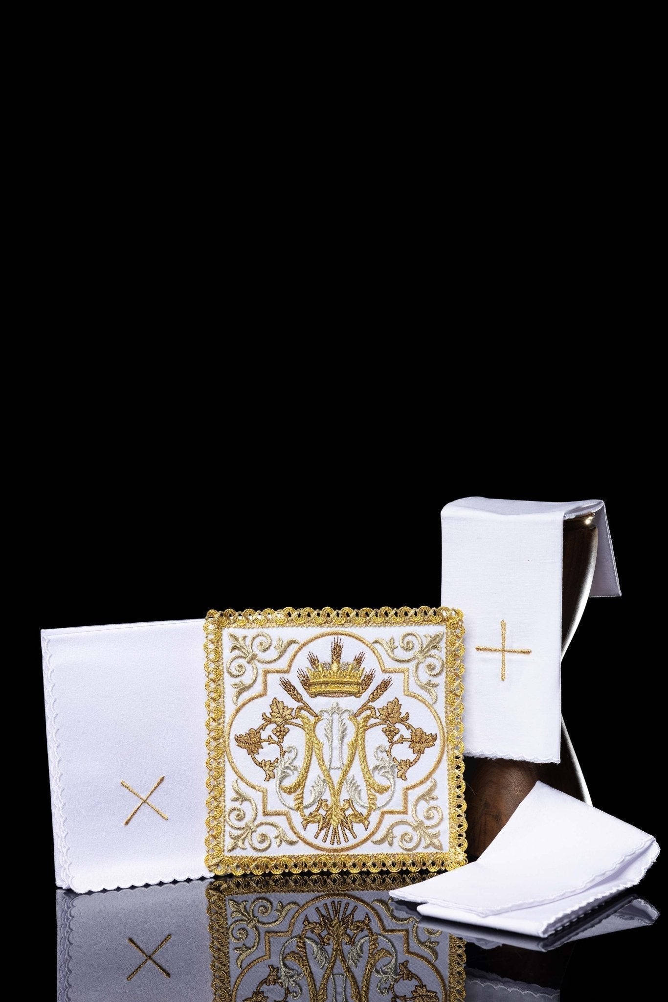 Conjunto d ropa de altar bordada con el símbolo mariano