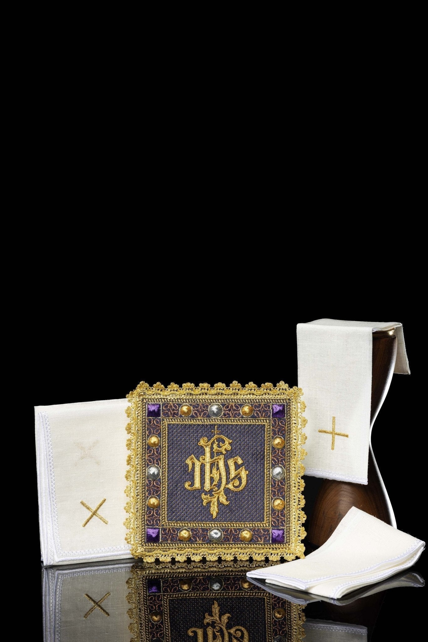 Servicio de altar de terciopelo en color violeta con el símbolo IHS bordado