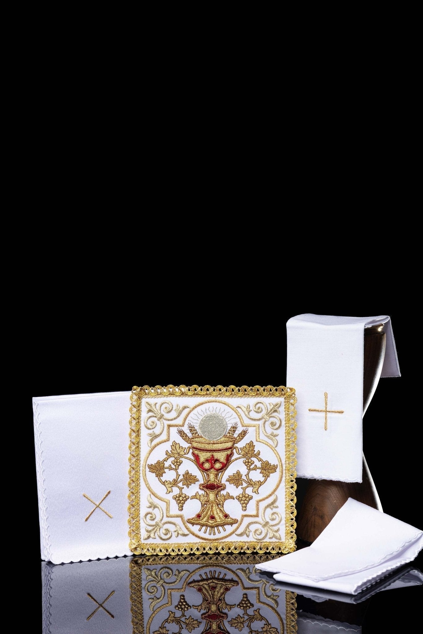 Conjunto de ropa de altar bordada con el símbolo del Cáliz Eucarístico