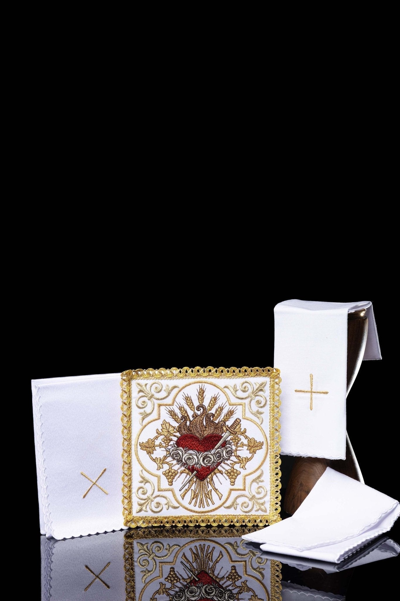 Conjunto de ropa litúrgica de altar bordada con el Corazón de María