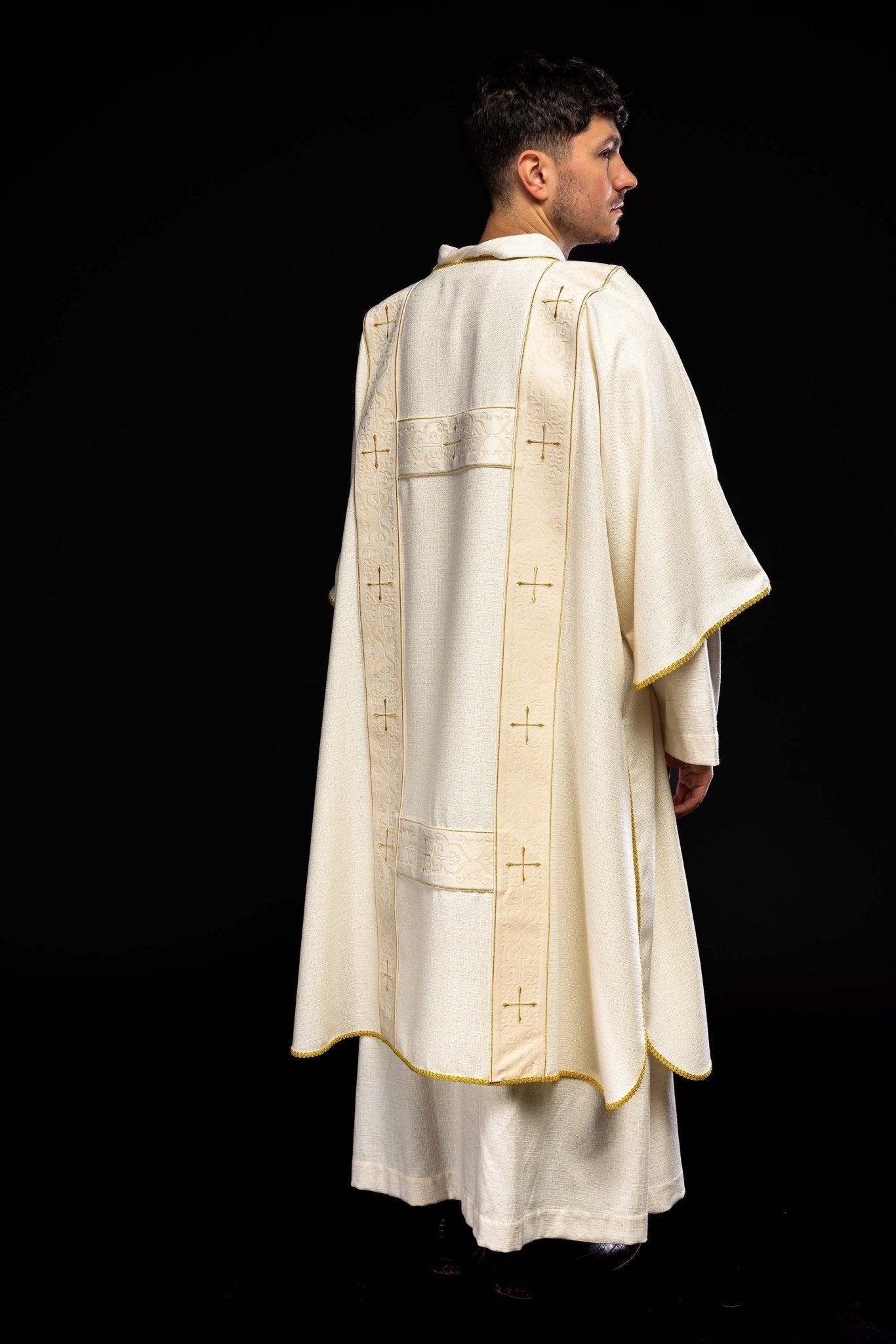 Cortina con rayas de terciopelo y cruces doradas bordadas, crudo