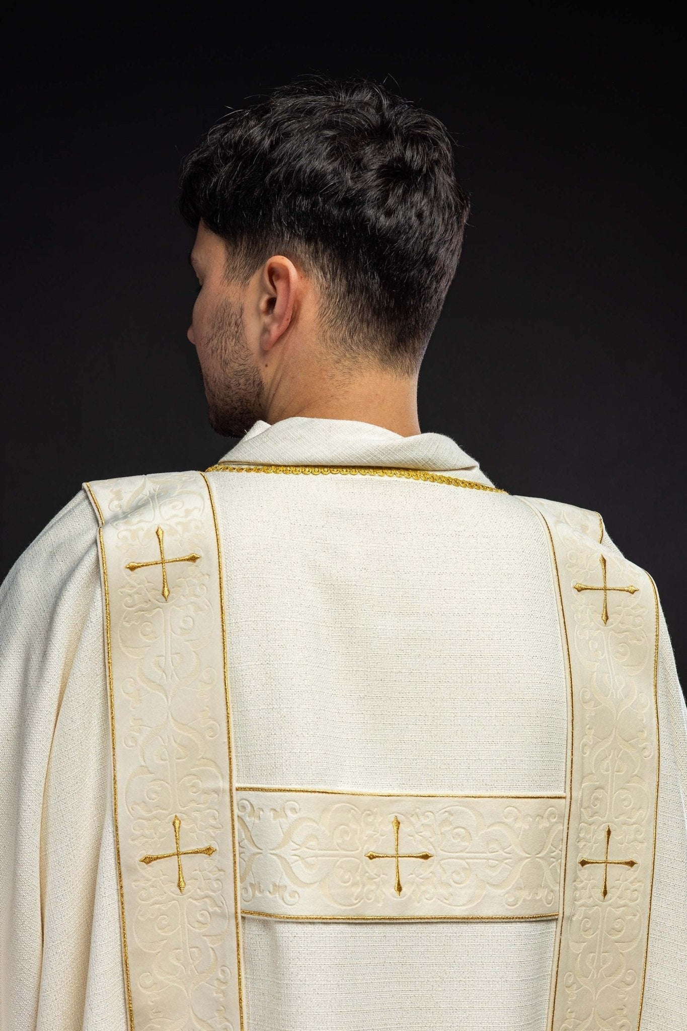 Cortina con rayas de terciopelo y cruces doradas bordadas, crudo