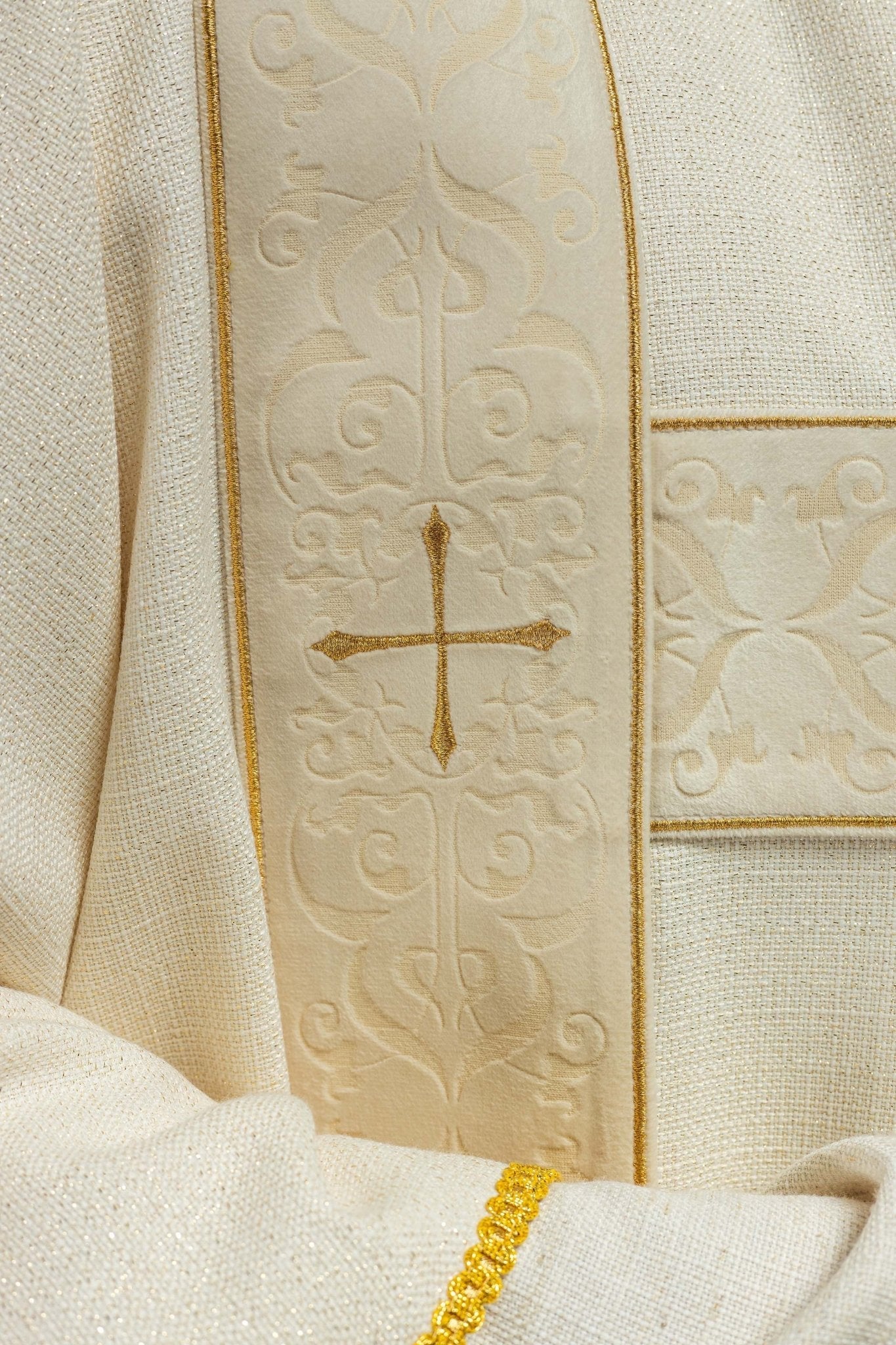 Cortina con rayas de terciopelo y cruces doradas bordadas, crudo