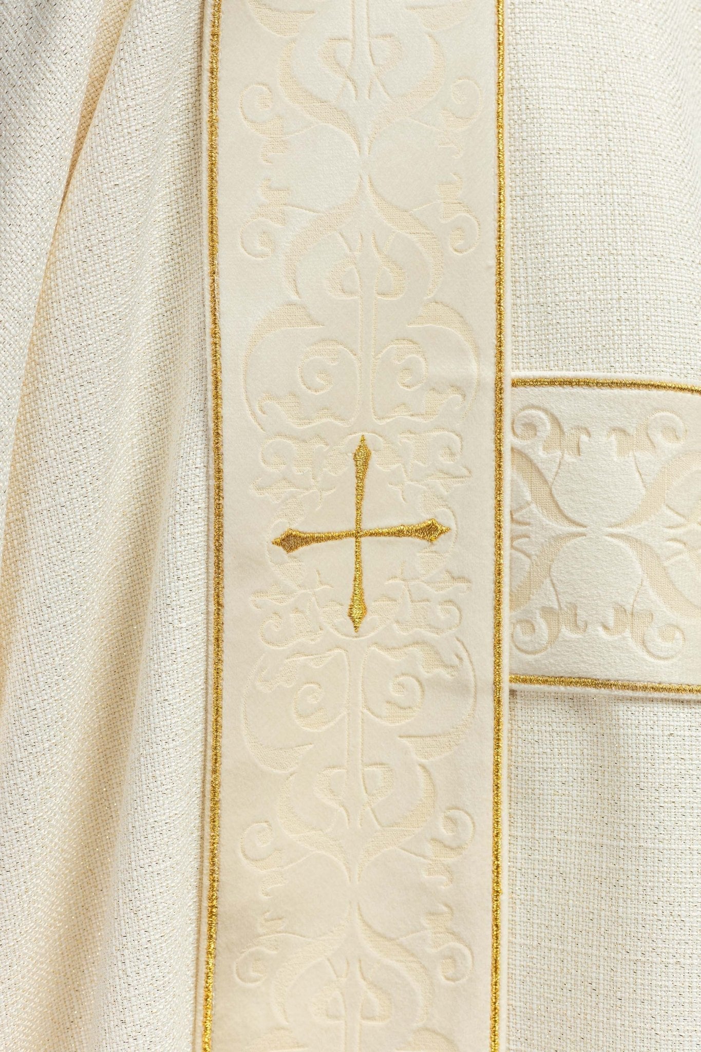 Cortina con rayas de terciopelo y cruces doradas bordadas, crudo