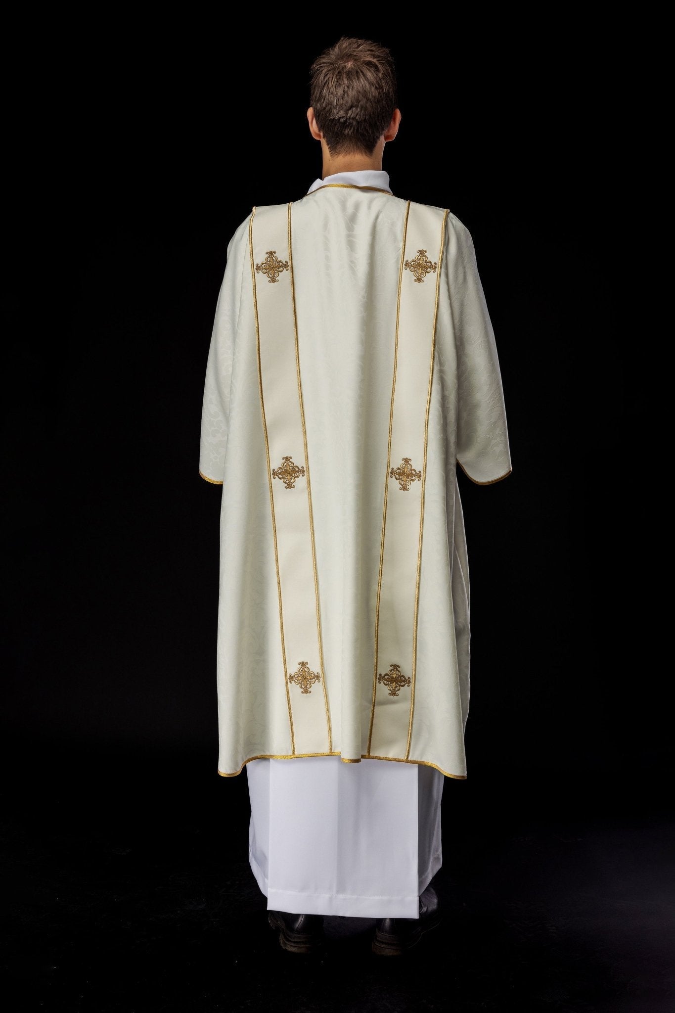 Dálmata con rayas y cruces doradas bordadas sobre jacquard crudo