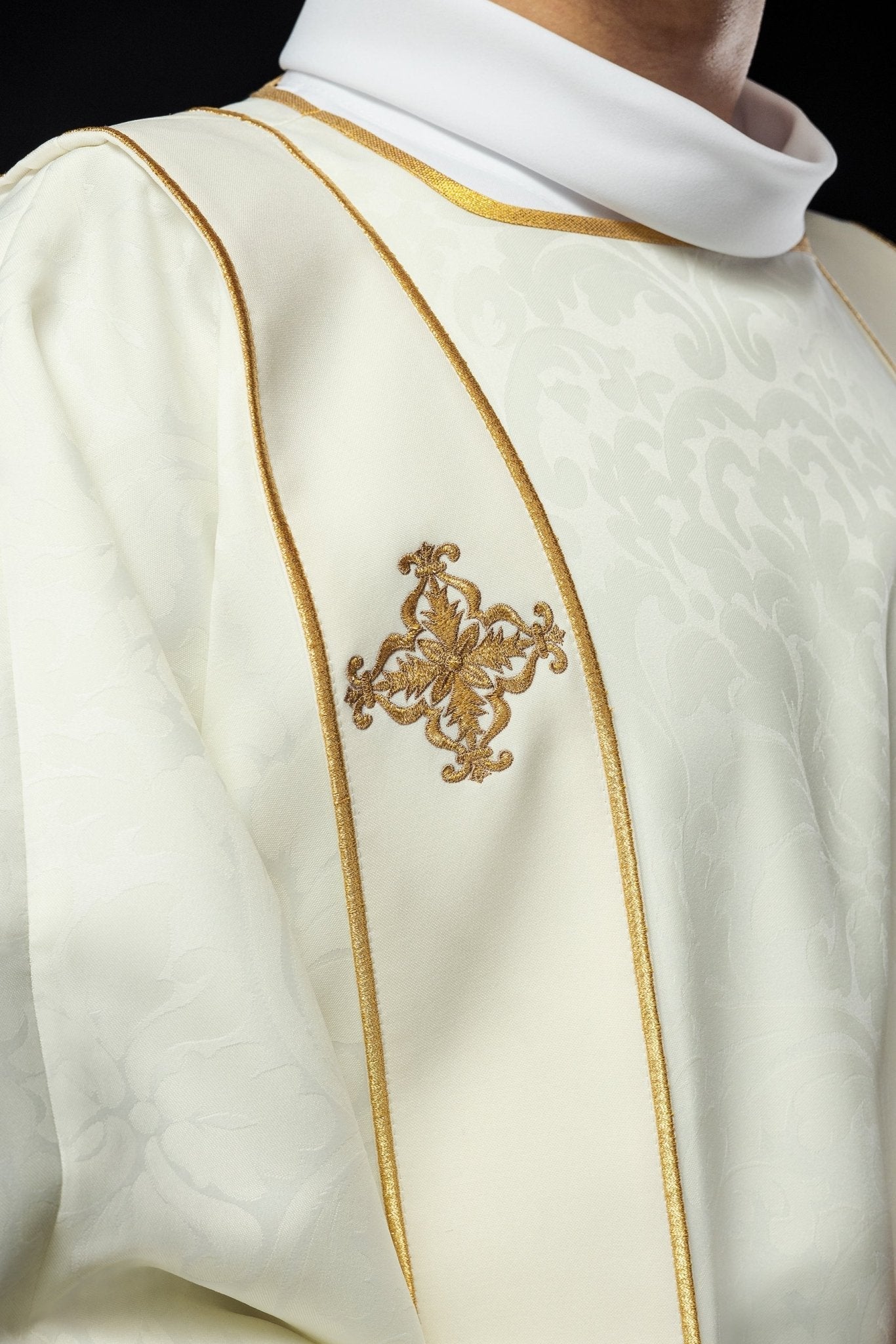 Dálmata con rayas y cruces doradas bordadas sobre jacquard crudo