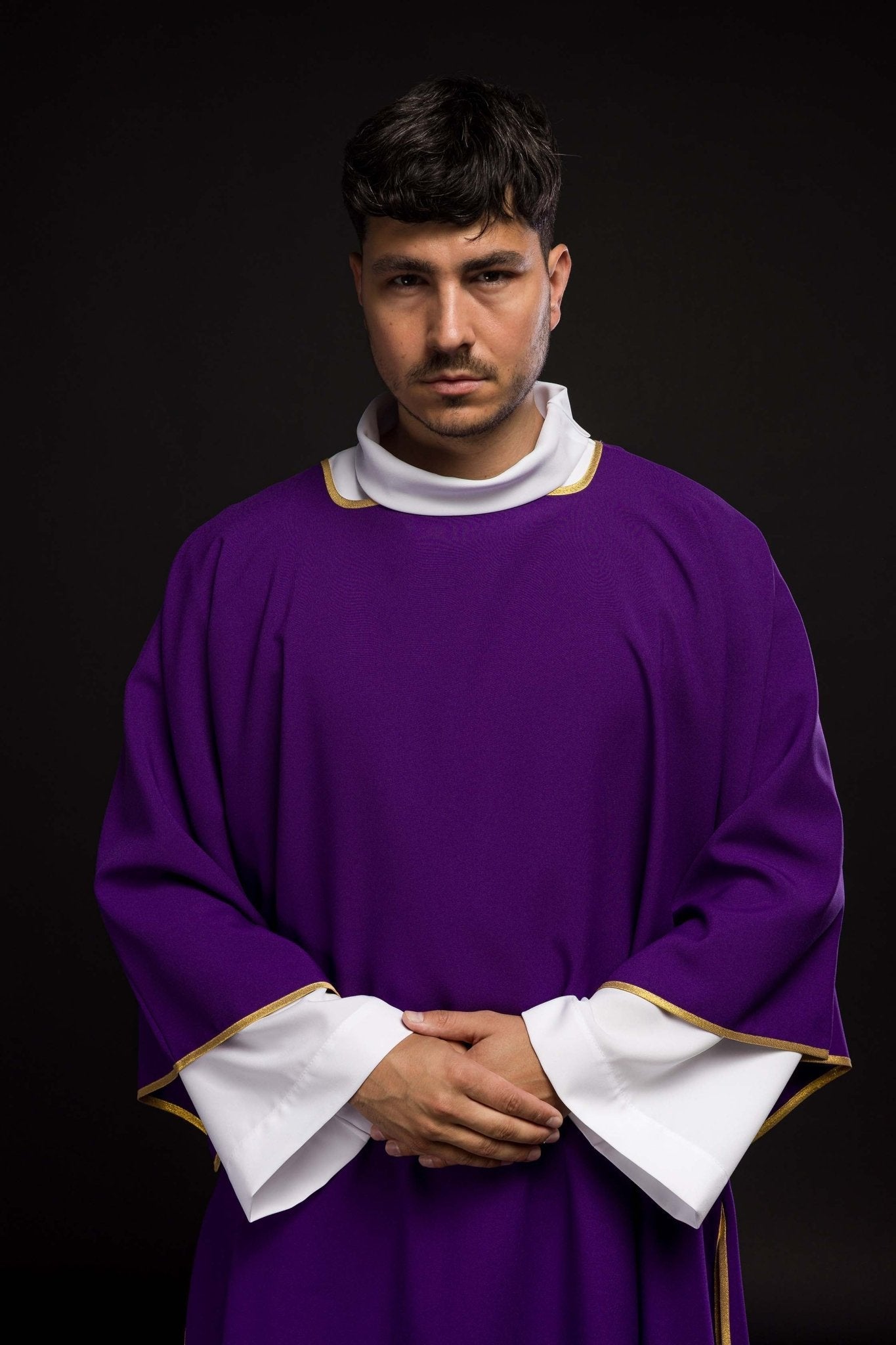 Dalmatica lisa color violeta con ribete dorado