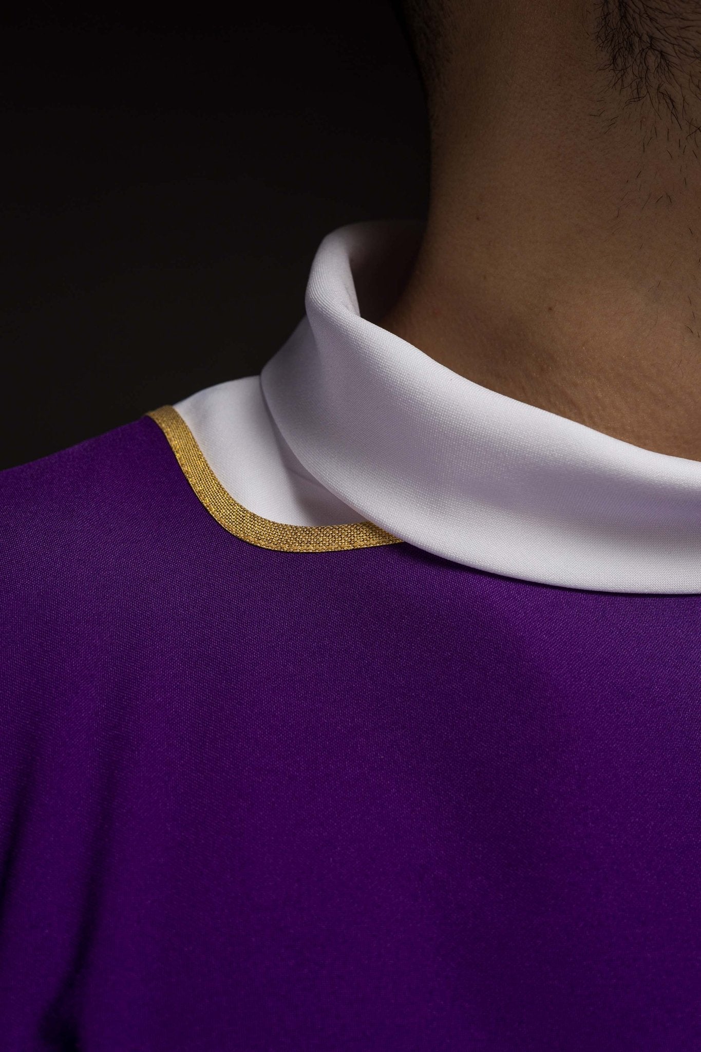 Dalmatica lisa color violeta con ribete dorado