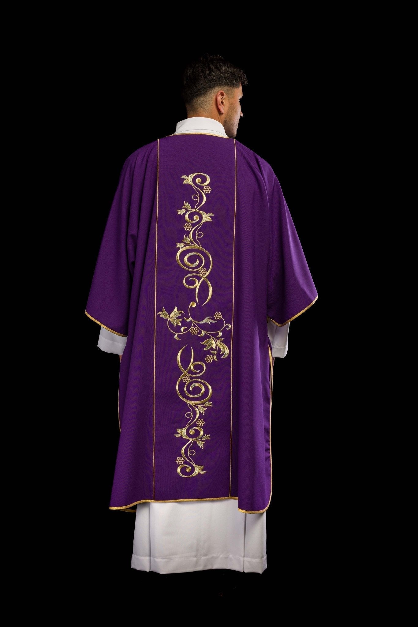 Dalmatica morada con faja bordada con IHS