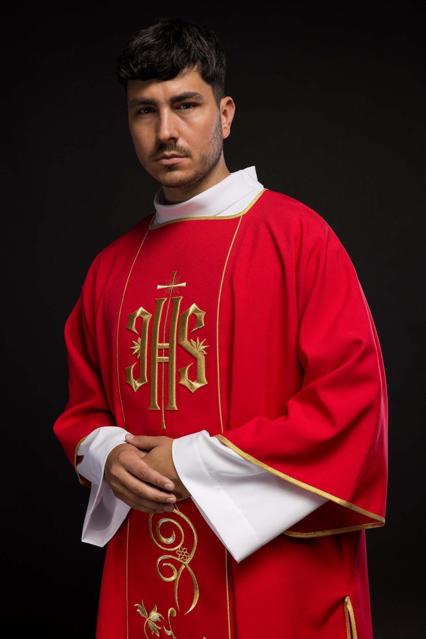Dalmatica roja con banda bordada con el símbolo IHS