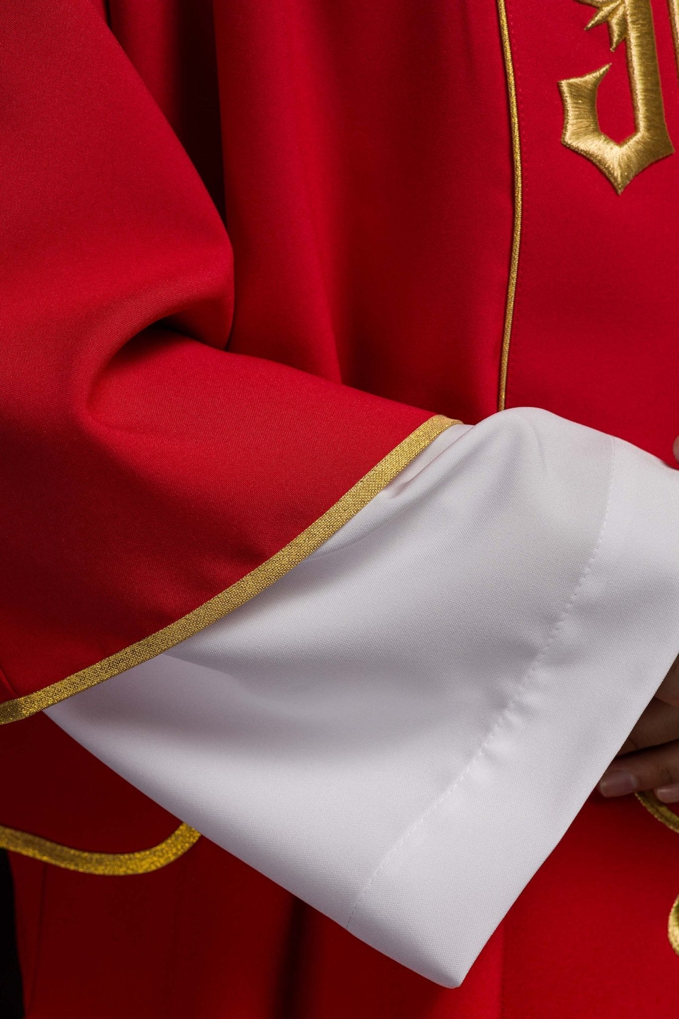 Dalmatica roja con banda bordada con el símbolo IHS