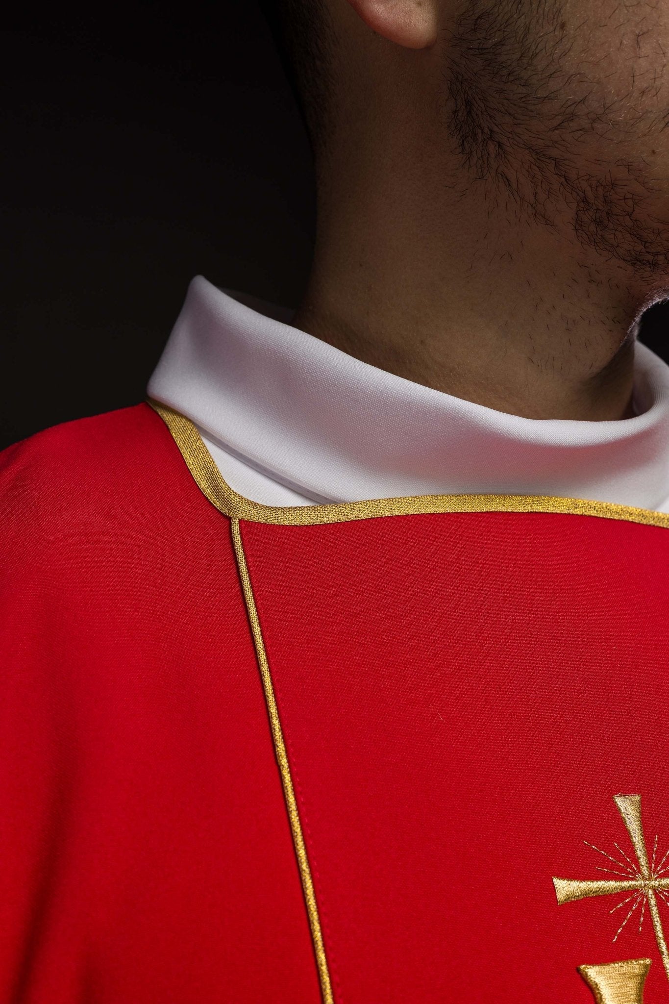 Dalmatica roja con banda bordada con el símbolo IHS