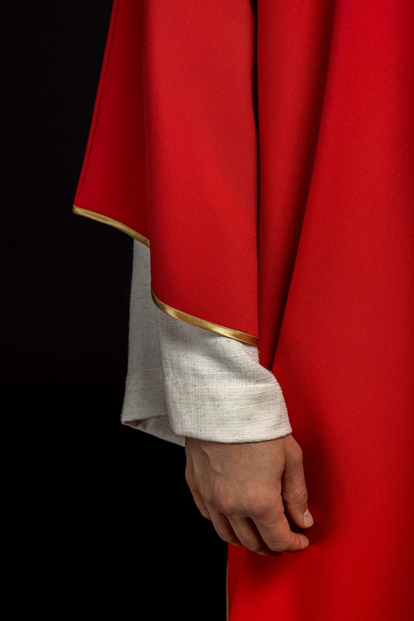 Dalmática roja con bordado dorado de la cruz Pax