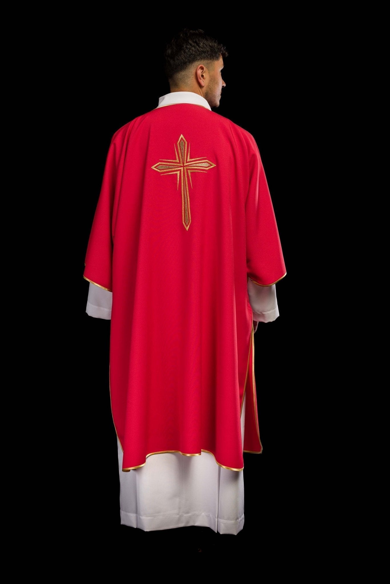 Dalmatica roja con cruz dorada bordada