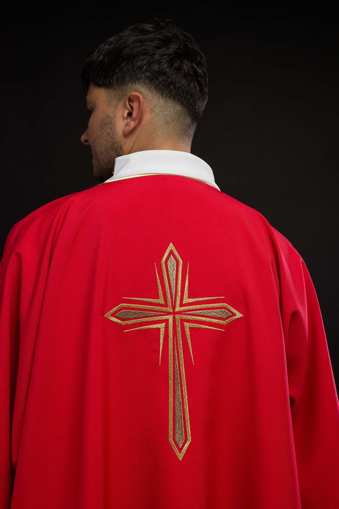 Dalmatica roja con cruz dorada bordada