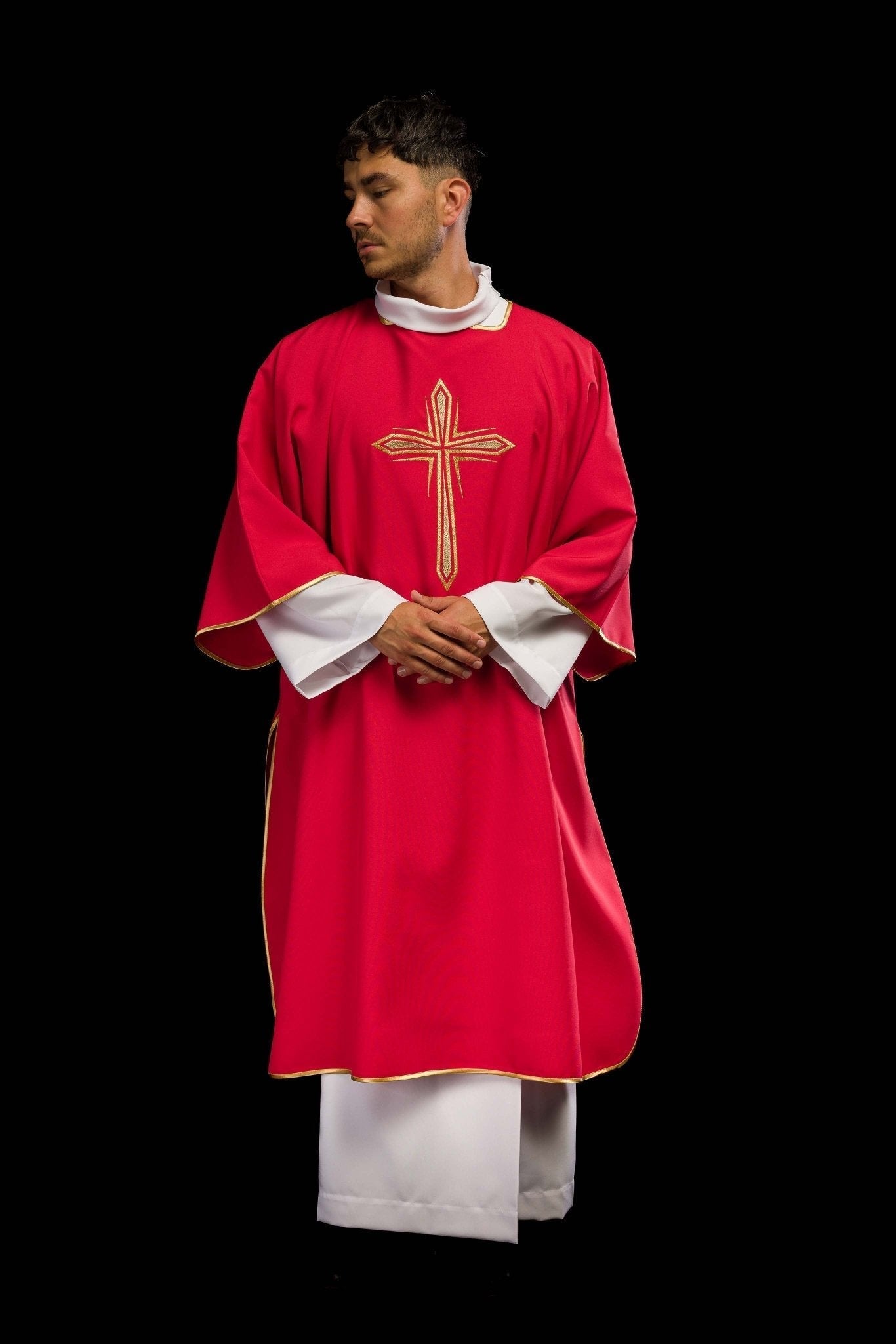 Dalmatica roja con cruz dorada bordada