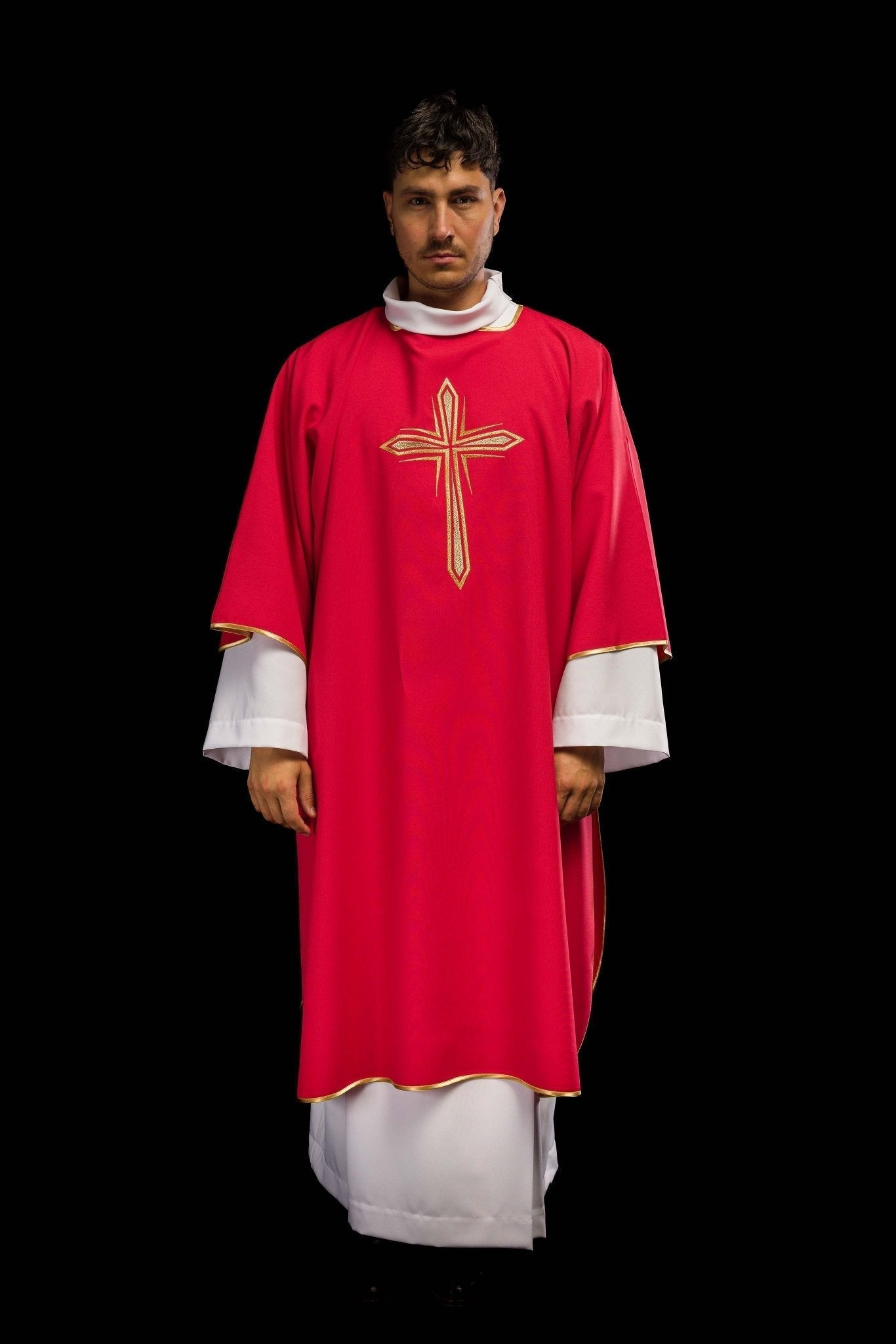 Dalmatica roja con cruz dorada bordada