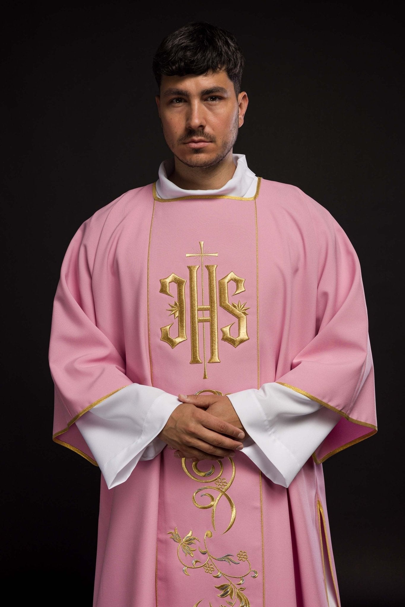 Dalmatica rosa con banda bordada IHS