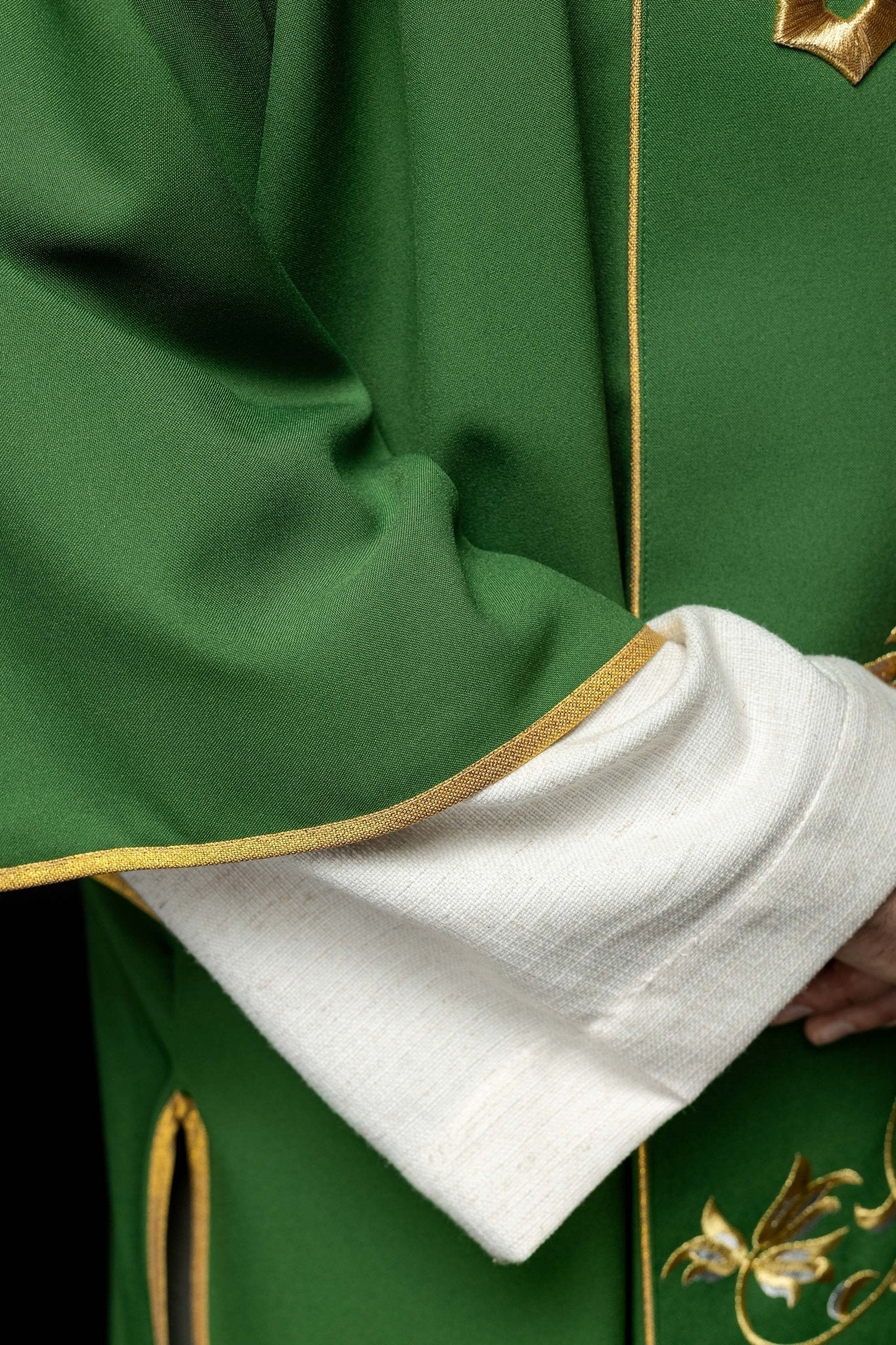 Dalmática verde con banda bordada con el símbolo IHS