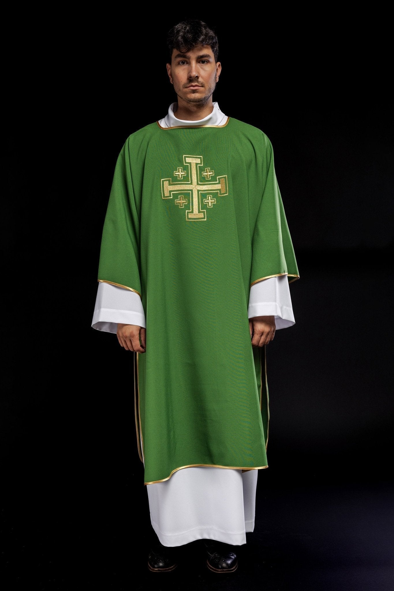Dalmática verde con cruces de oro bordadas