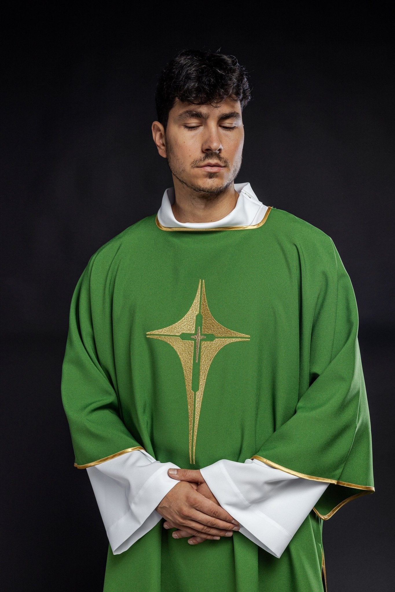 Dalmática verde con cruz bordada de oro