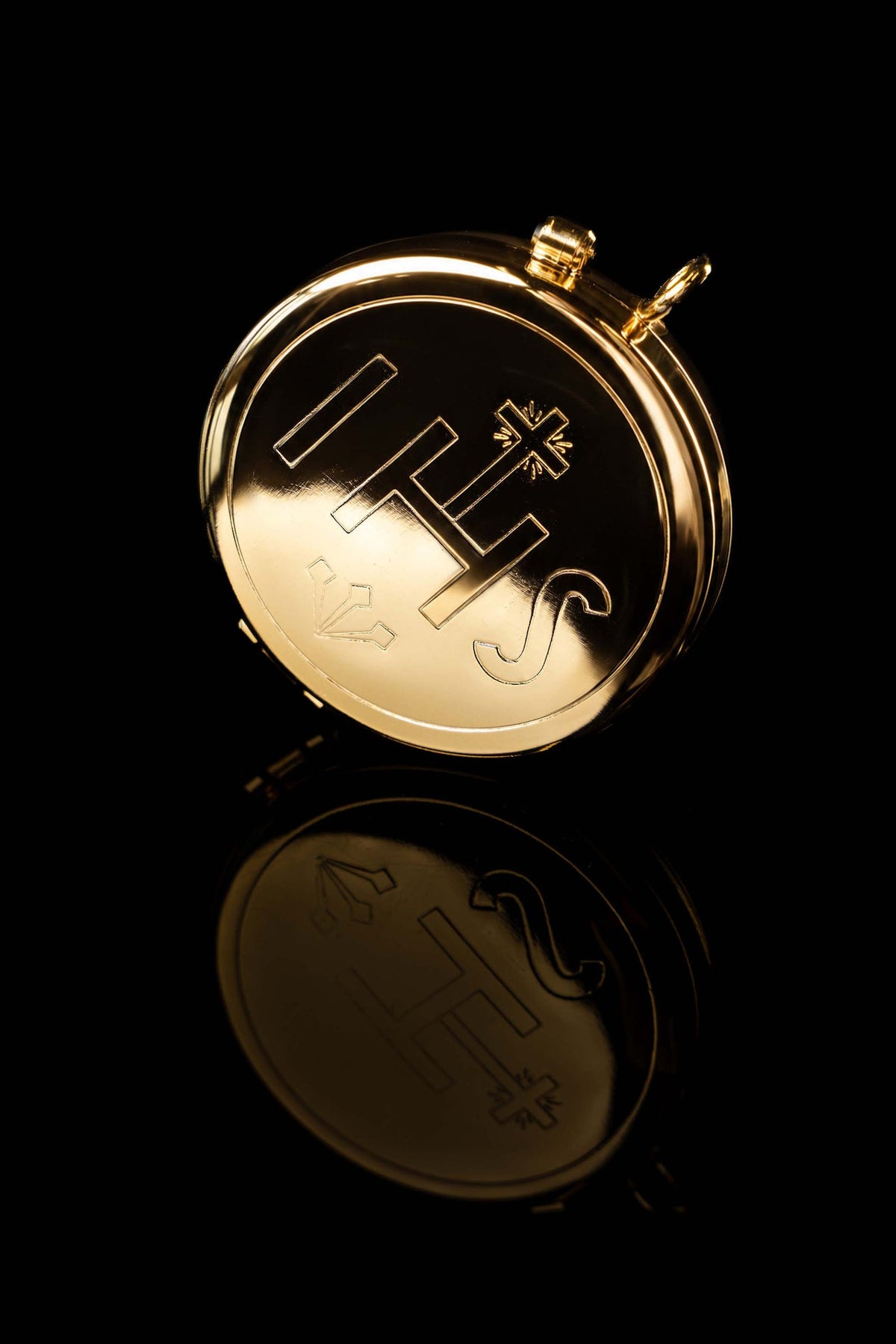 Copón bañado en oro con grabado IHS, 5,4 cm, vista frontal en primer plano