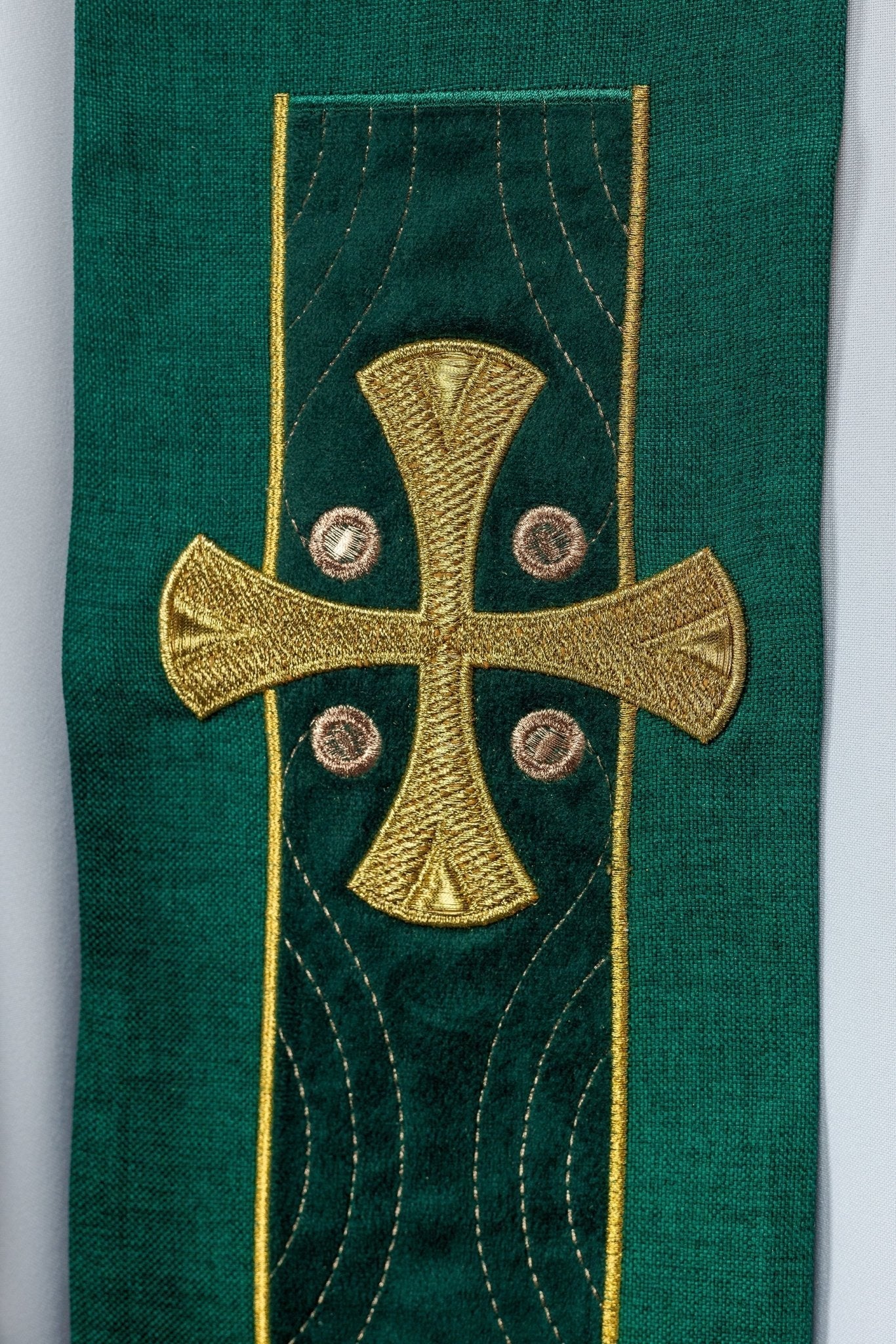 Estola bordada con cruces verdes