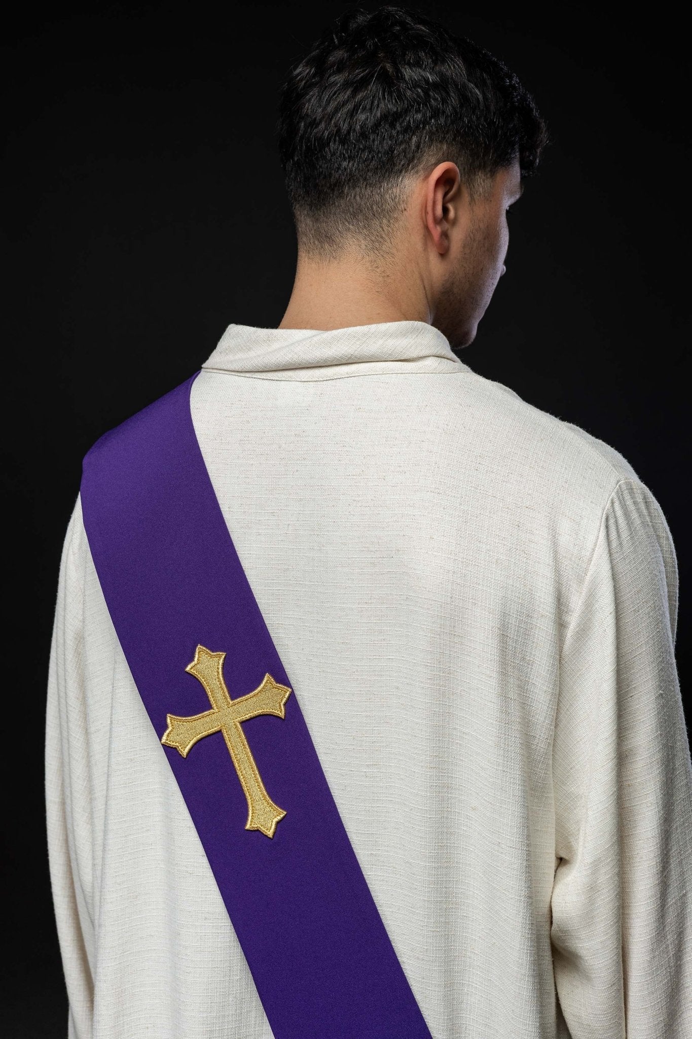 Estola diaconal morada con bordado Cruz