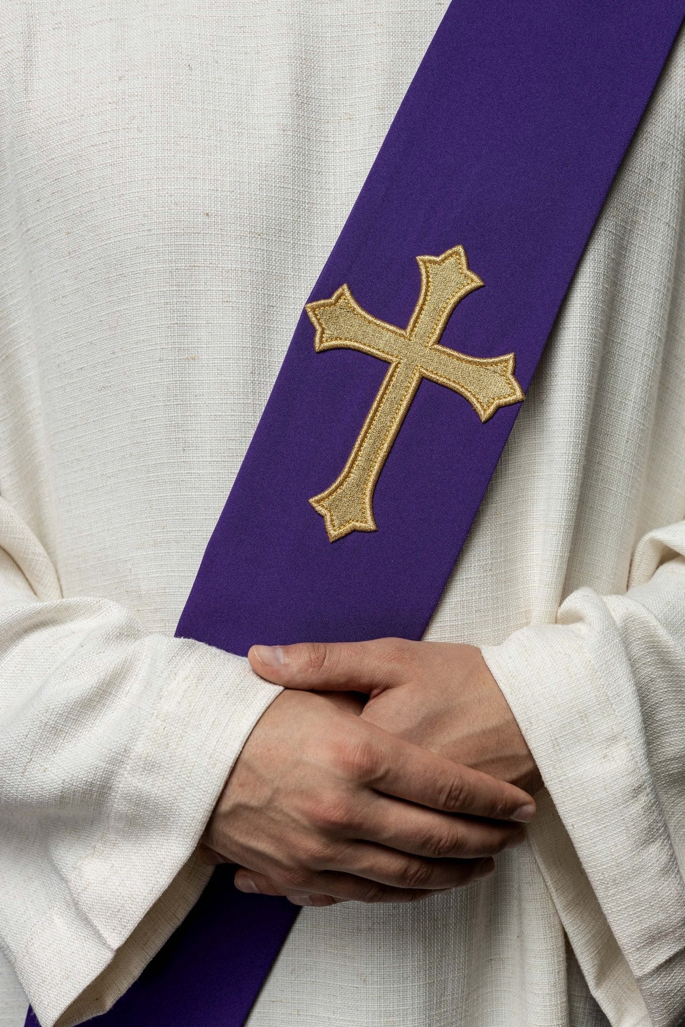 Estola diaconal morada con bordado Cruz