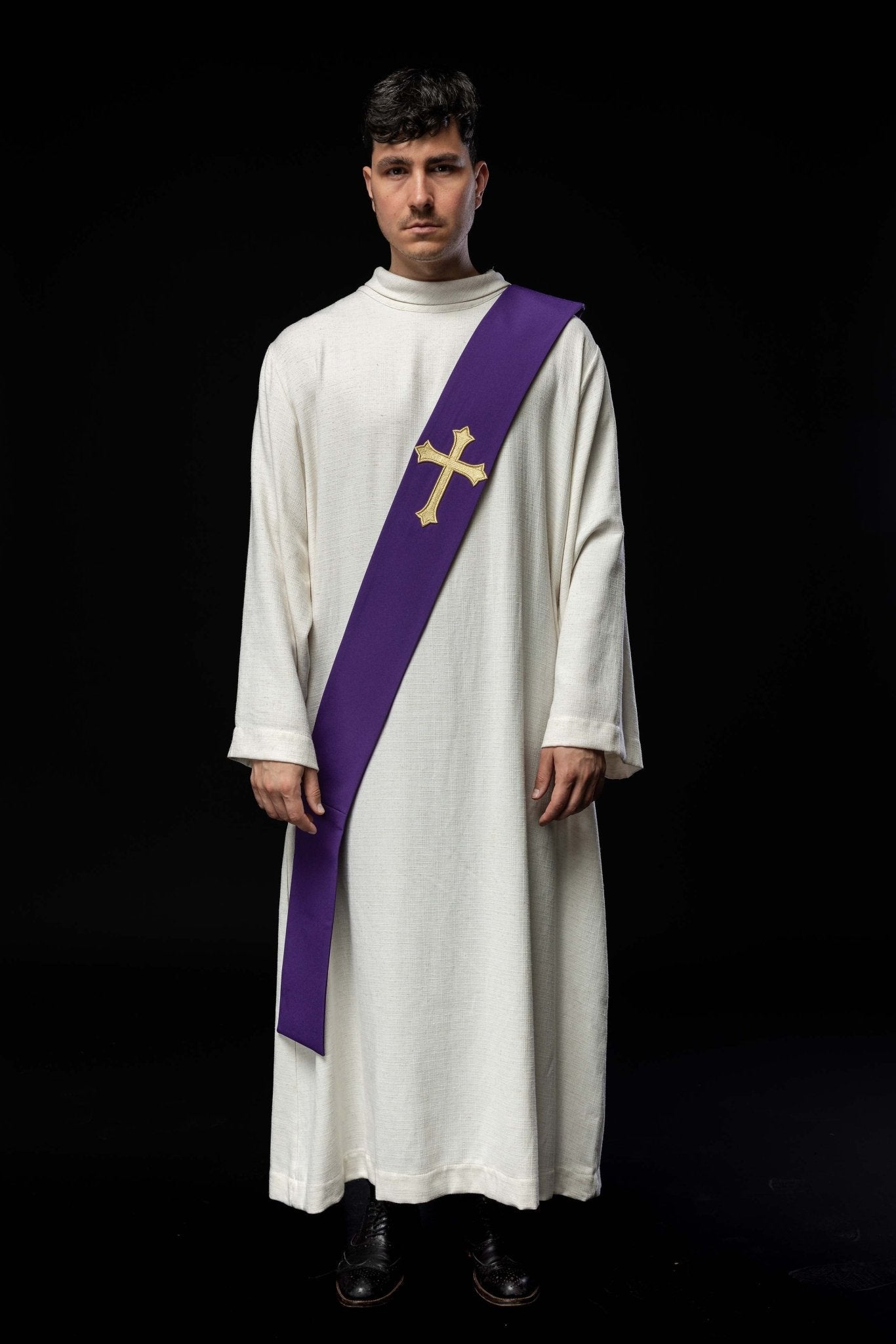 Estola diaconal morada con bordado Cruz