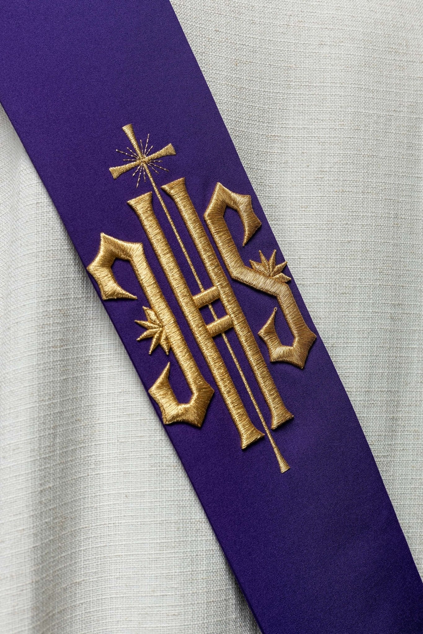 Estola diaconal morada con bordado IHS y Cruz