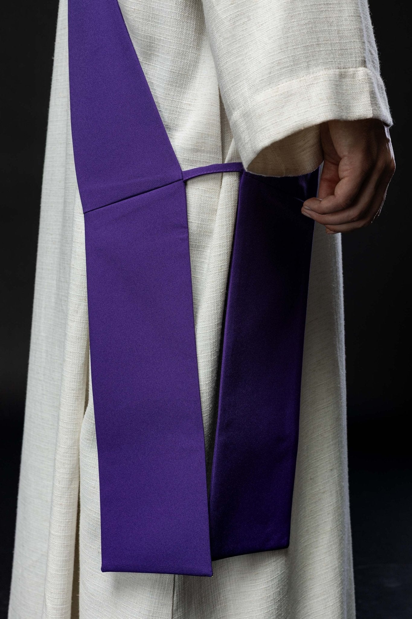 Estola diaconal morada con bordado IHS y Cruz