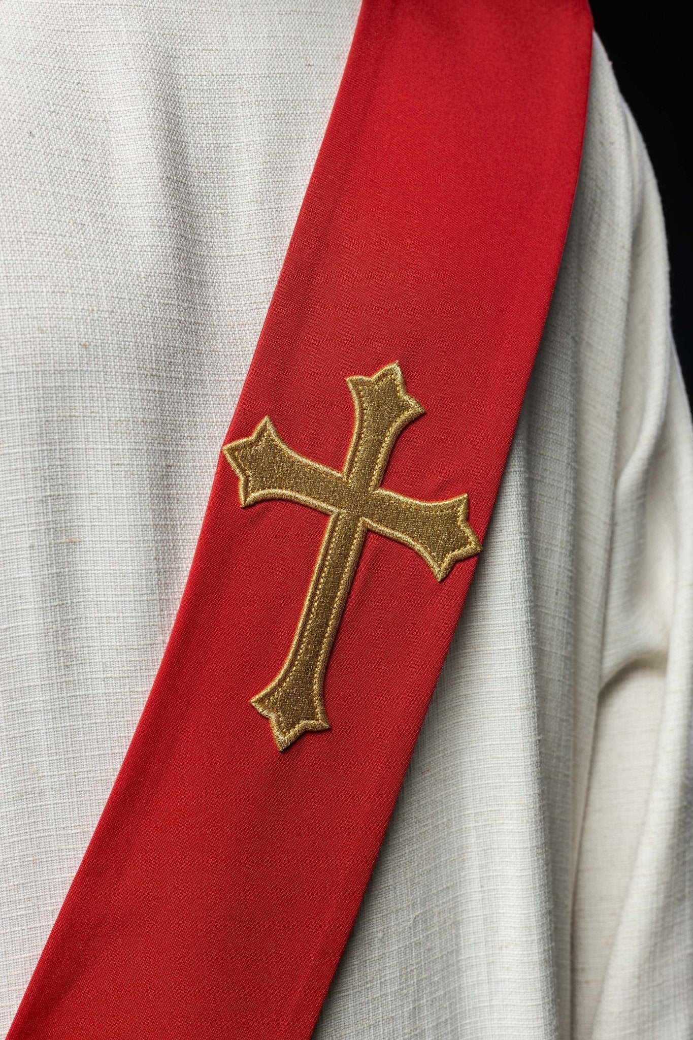 Estola diaconal roja con bordado Cruz