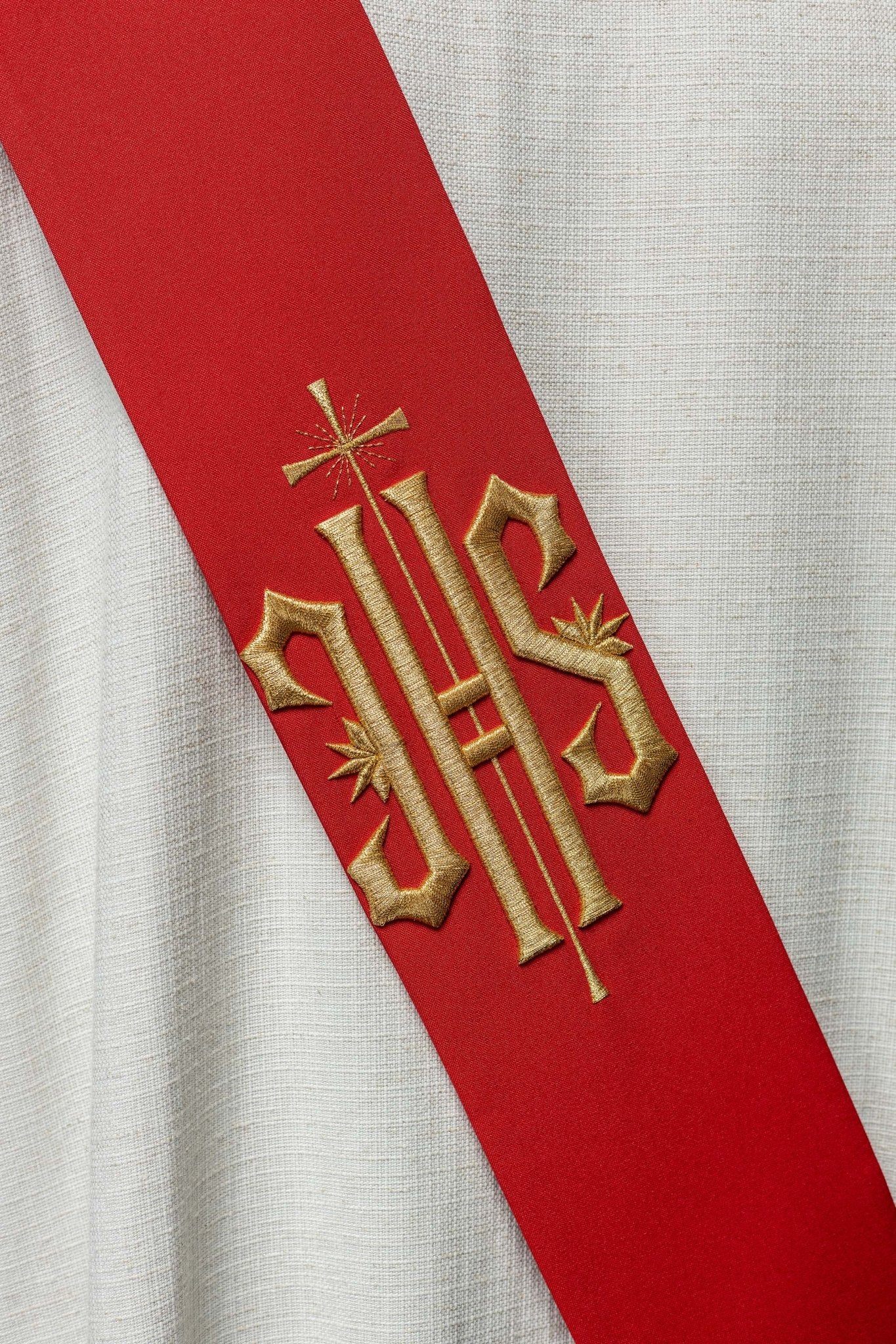 Estola diaconal roja con bordado IHS y Cruz