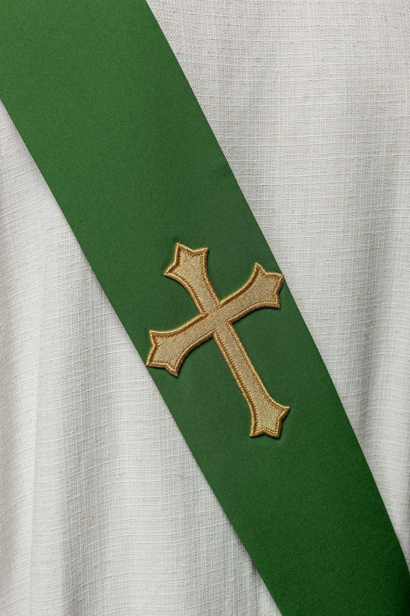 Estola diaconal verde con bordado Cruz