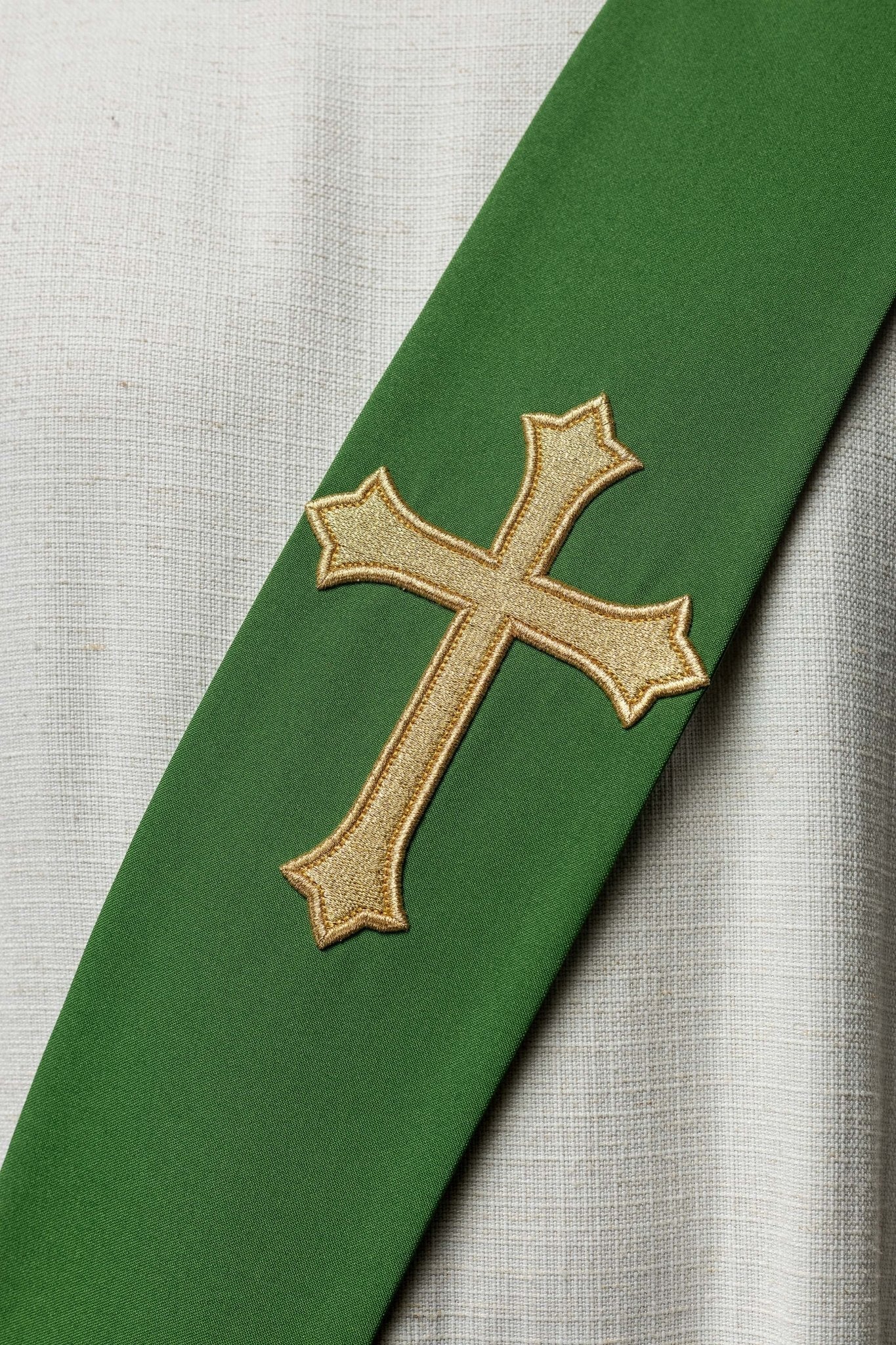 Estola diaconal verde con bordado Cruz