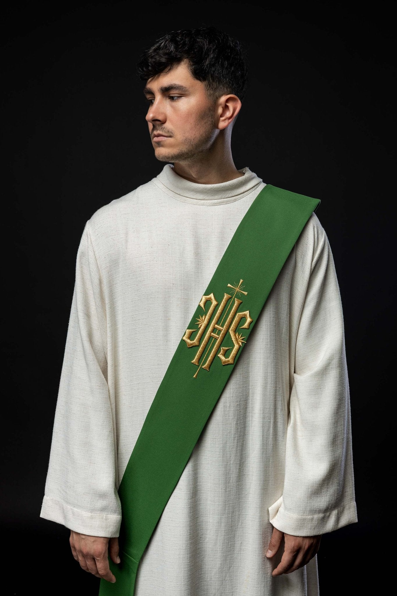 Estola diaconal verde con bordado IHS y Cruz
