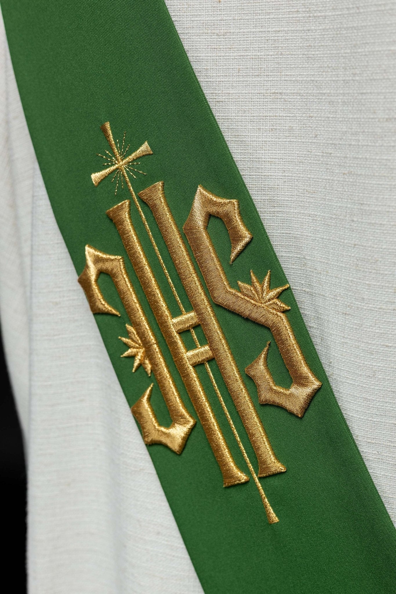 Estola diaconal verde con bordado IHS y Cruz
