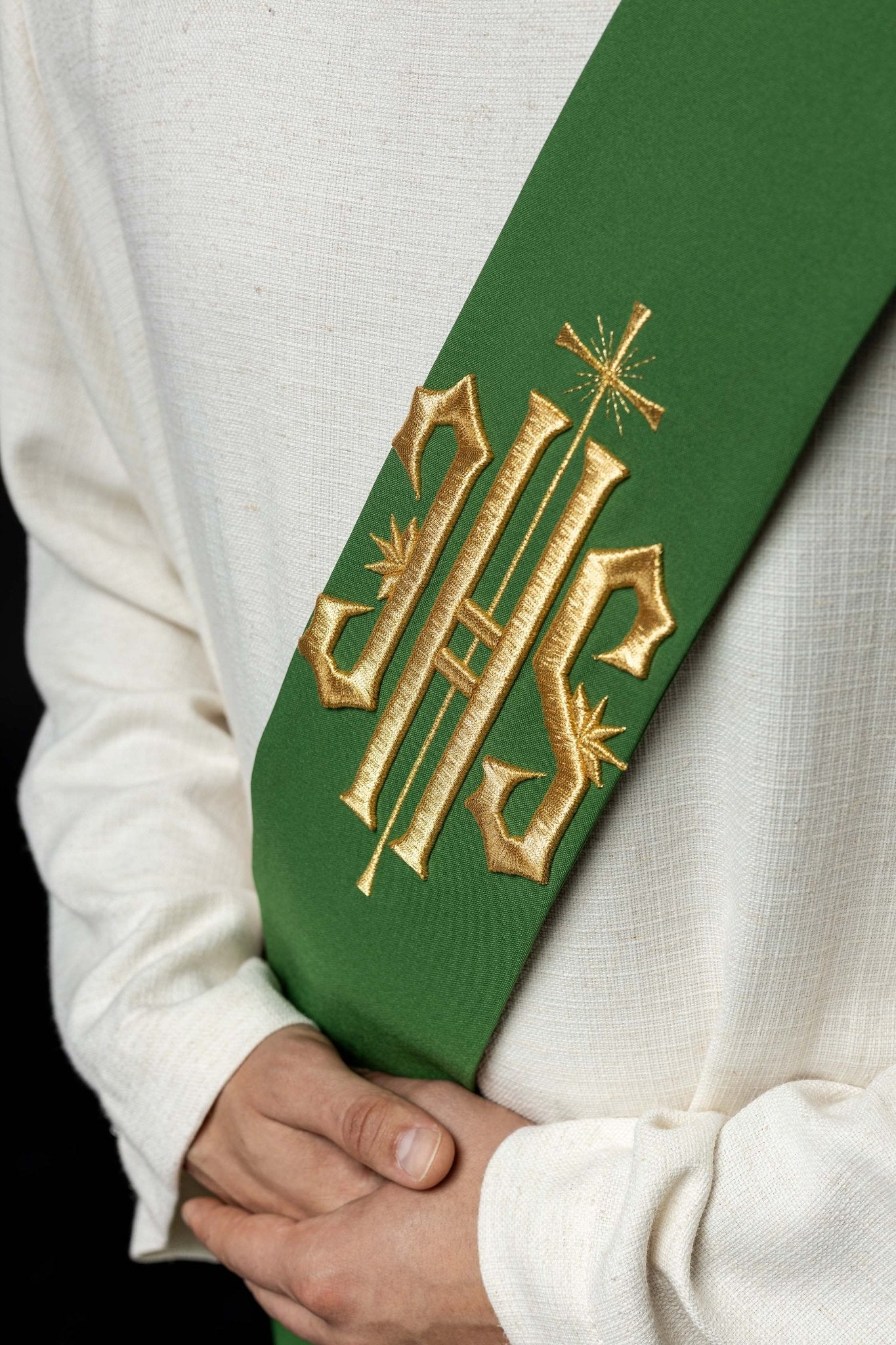 Estola diaconal verde con bordado IHS y Cruz