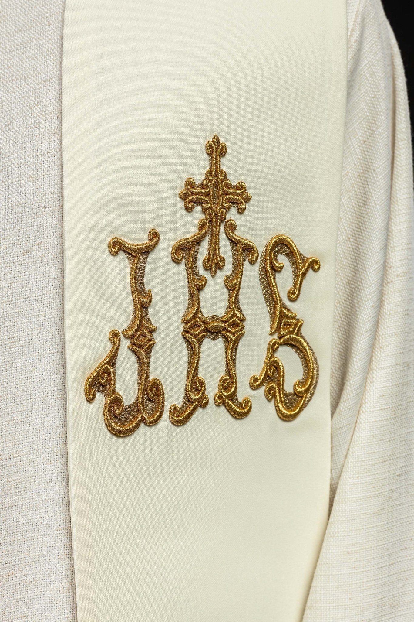 Estola marfil con bordado Cruz e IHS