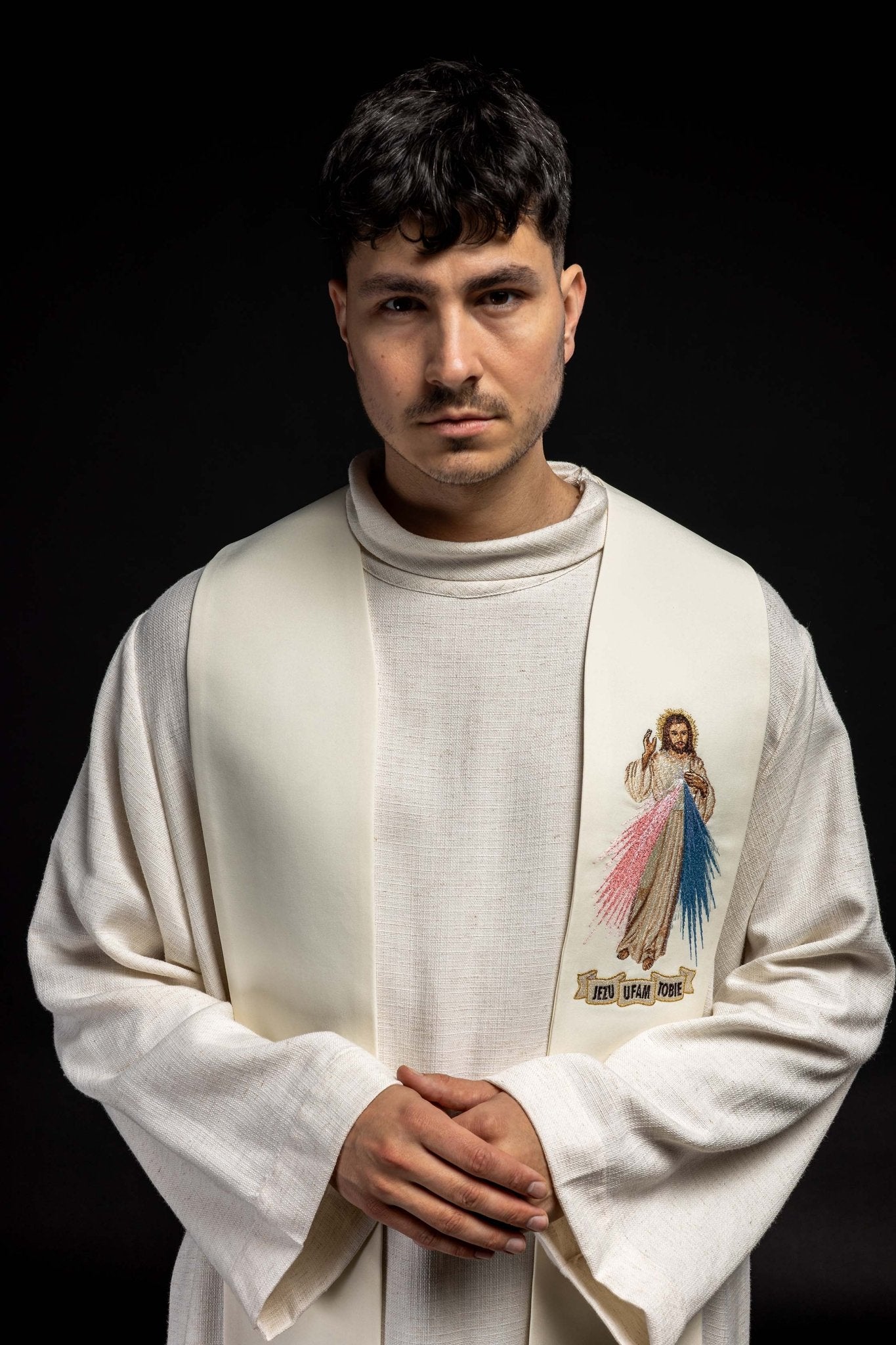 Estola marfil con bordado Jesús misericordioso "Jesús confío en ti"