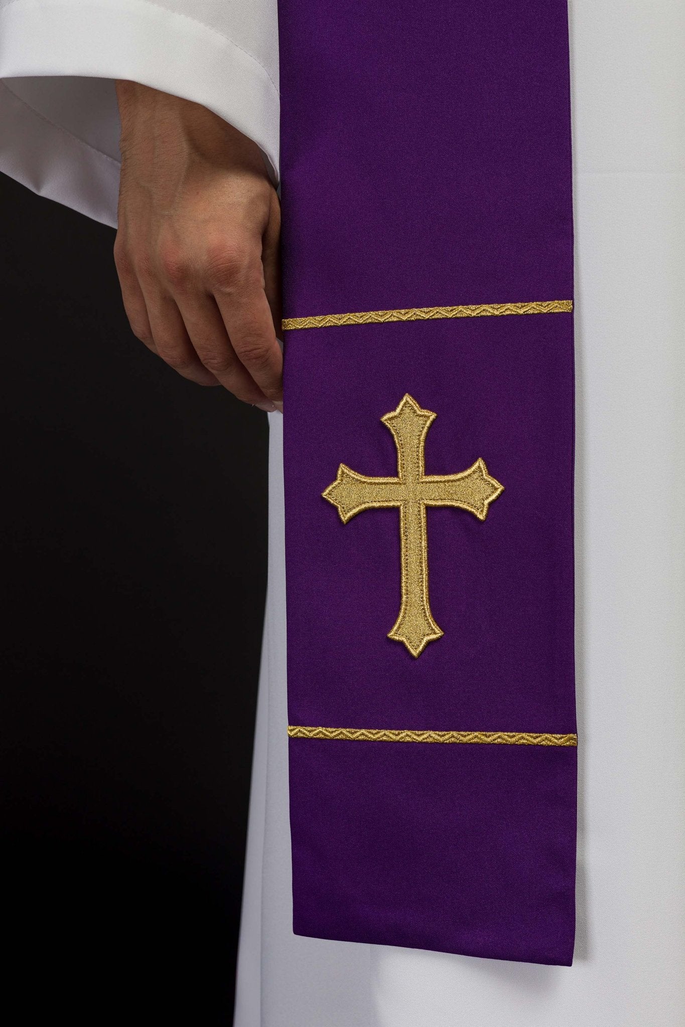 Estola morada con bordado Cruz