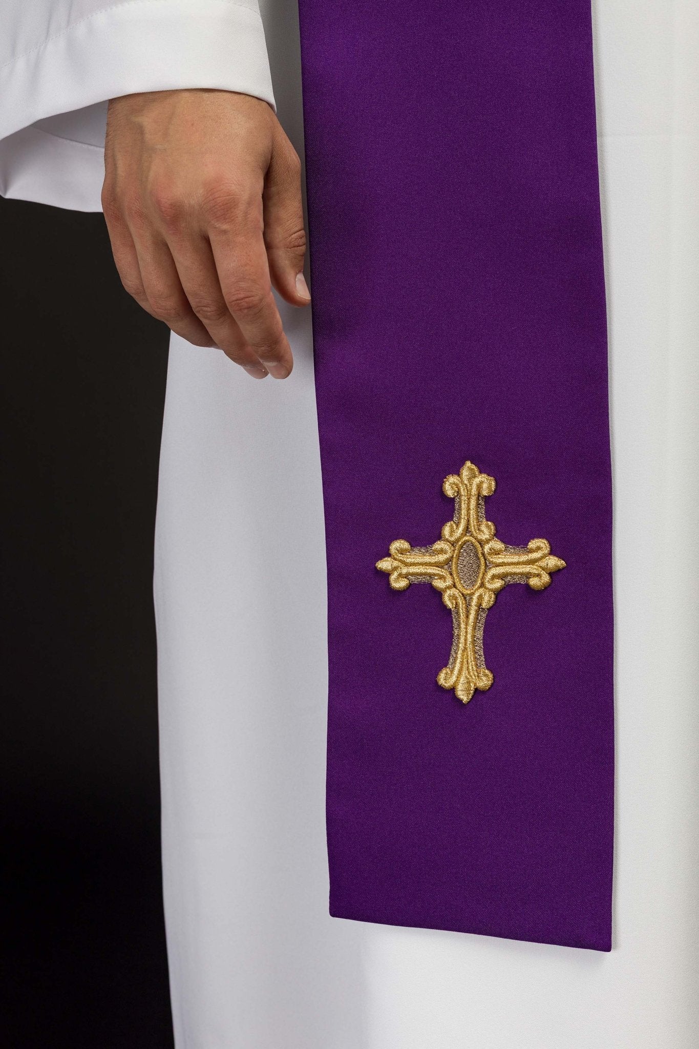 Estola morada con bordado Cruz e IHS