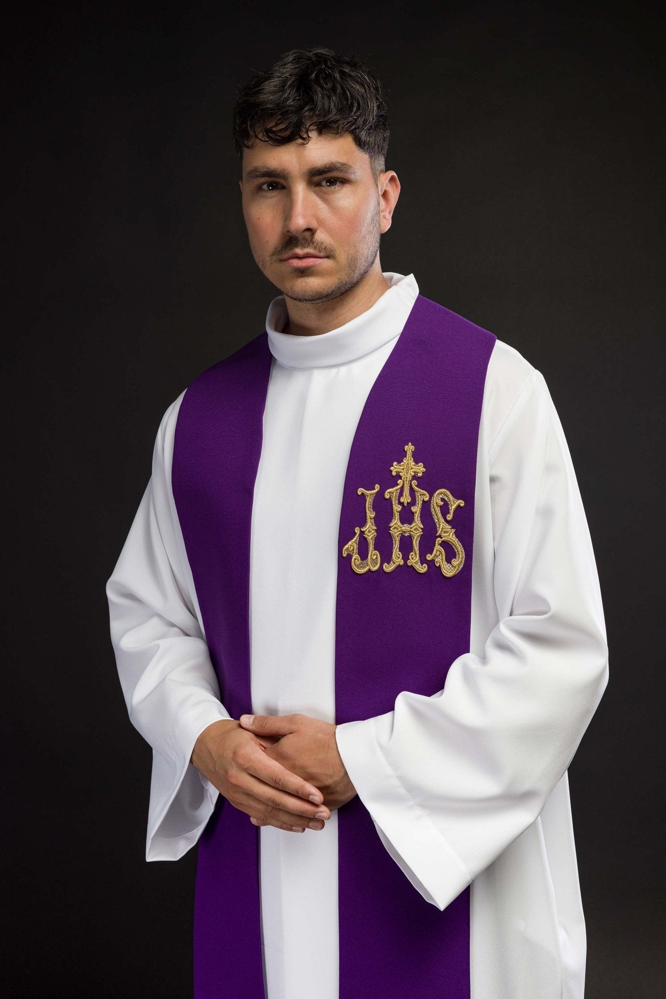 Estola morada con bordado Cruz e IHS