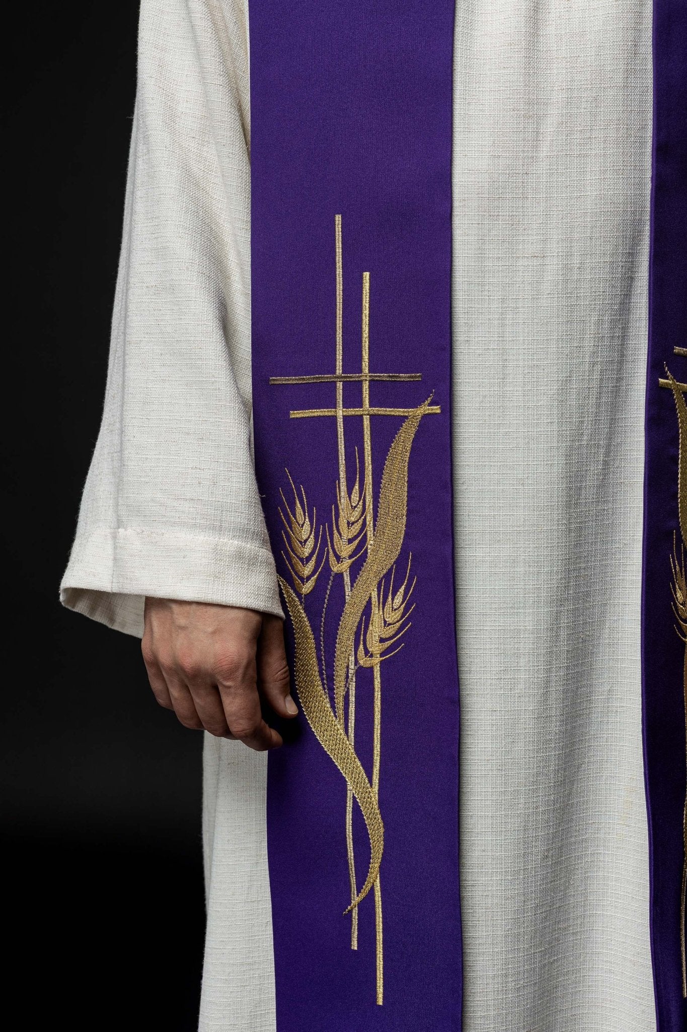 Estola morada con bordado Cruz y Espigas